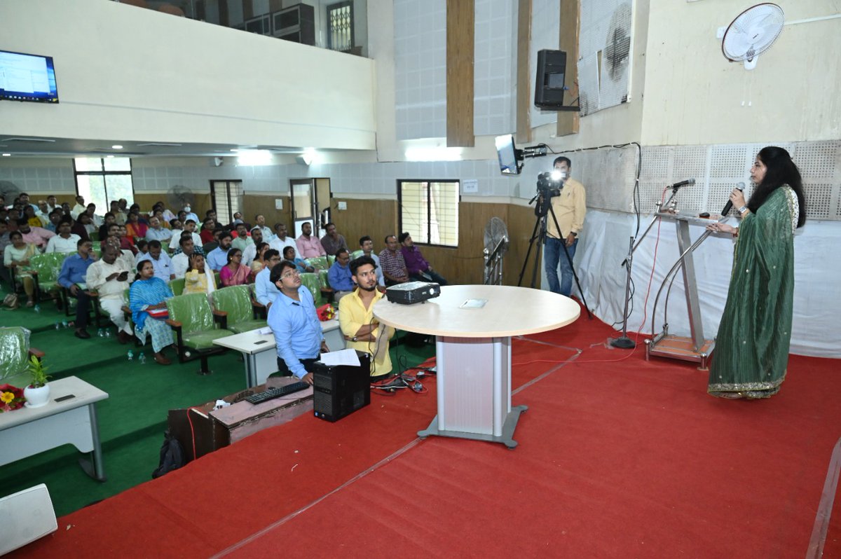 पंचायती राज विभाग के CTI,हेहल में संशोधित राष्ट्रीय पंचायत पुरस्कार 2023के संबंध में एक दिवसीय कार्यशाला का आयोजन किया गया।कार्यशाला में पंचायती राज निदेशालय की निदेशक श्रीमती <a href="/RSB_85/">Rajeshwari B 🇮🇳</a> ने विकास के लक्ष्यों के स्थानीयकरण के तहत चिह्नित 9 विषयों के संबंध में विस्तृत जानकारी दी।