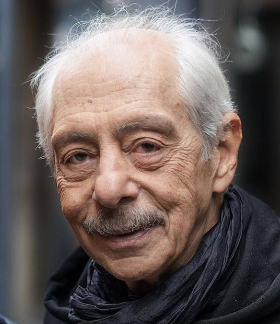 DOSTLARTIYATRO's tweet photo. Her zaman sahnede ölmek istemişimdir. Ölmedim ama Kıbrıs’ta provasını yapmış oldum.  Bir anda hık diye gidiyorsun. Hani bir defasında CB kamera karşısında konuşurken bir gidip gelmişti. Aynen onu yaşadım. İzleyicinin bunu alkışlaması çok hoşuma gitti. https://t.co/4WYhv5x9QB