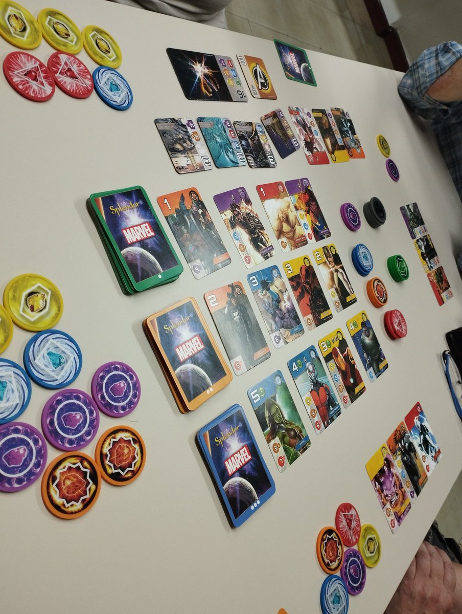 Balaclaba's tweet photo. La vuelta al cole con los compis de @ClubBatallador siempre se hace más llevadera. #TheKingisdead, #SplendorMarvel y #TyransoftheUnderdark. Con @CCCPVostok @Zapoleon3 y Lorenzo.¿Juarjames? 🤔 Poz no. Pero risas y endorfinas jugonas a cholón.  #Nosgustajugar https://t.co/x6mctzyjlg