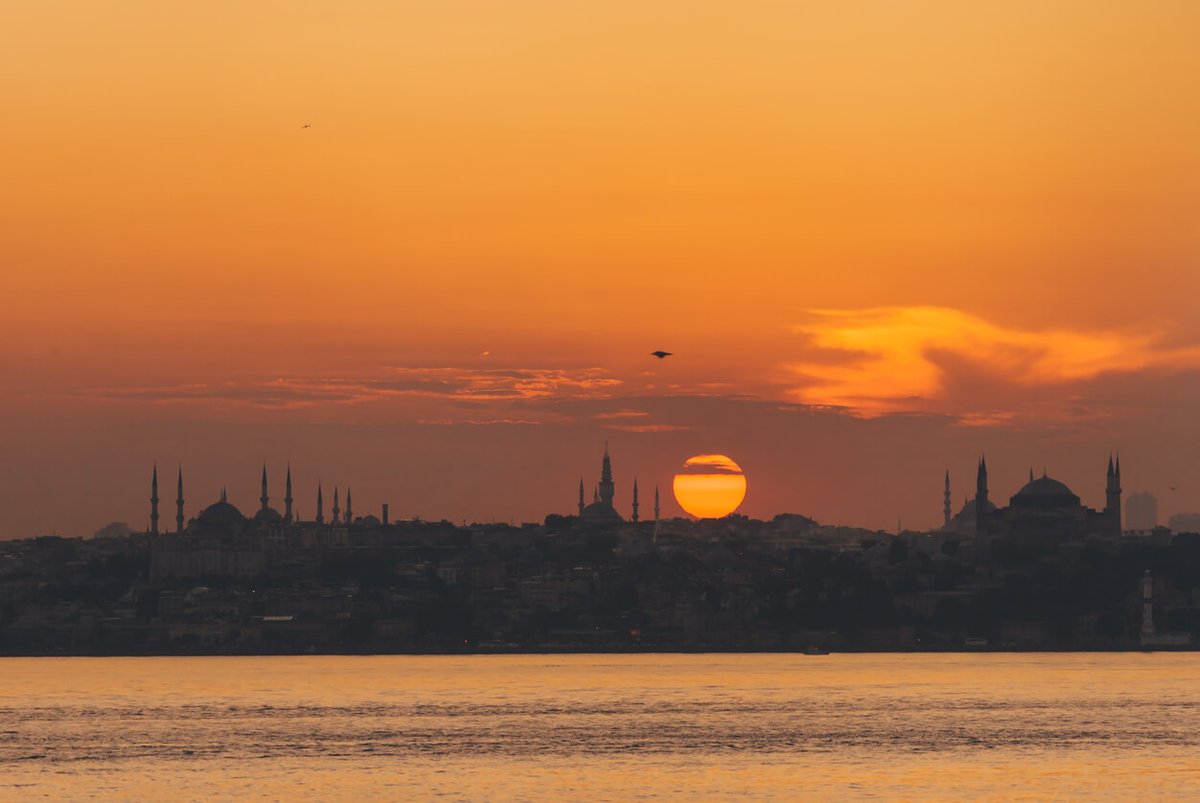 uzmancvs37's tweet photo. Bak yine batıyor güneş kimine umut   kimine   " UNUT "  der gibi... https://t.co/ZCrQz4sERs