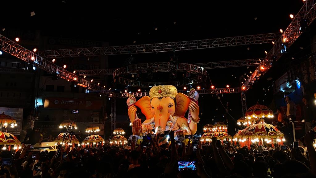 Drvirithakrish1's tweet photo. Amid the recent communal flare ups being witnessed,instances of people using religion and God to fight over trivial issues, The fact that a Muslim brother, Rehan Siddique from Ramnagar, Hyderabad has been organising the Ganesh festival since 20 years fills my heart with joy. https://t.co/N4eLPSi7Mu