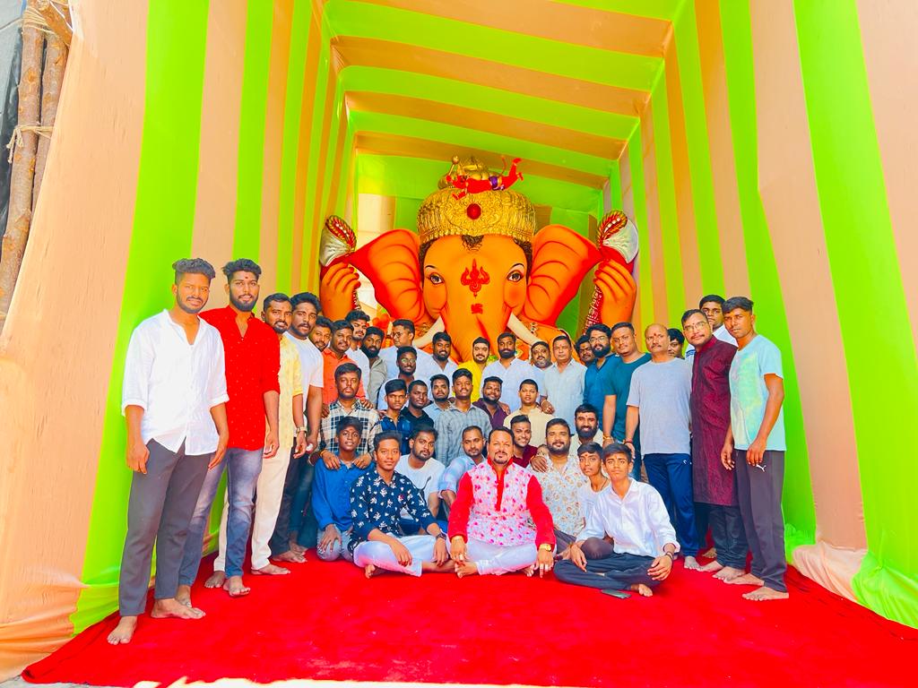 Drvirithakrish1's tweet photo. Amid the recent communal flare ups being witnessed,instances of people using religion and God to fight over trivial issues, The fact that a Muslim brother, Rehan Siddique from Ramnagar, Hyderabad has been organising the Ganesh festival since 20 years fills my heart with joy. https://t.co/N4eLPSi7Mu