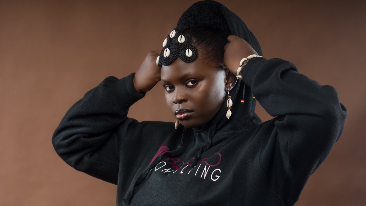 The beauty of art is the ability to create magical possibilities from the unexpected. One eye sees, the other feels! #creativity #creativequeen 

Photo credit: @biggerpapa2 <a href="/STSPICTURES/">STSPictures</a> 
Hair &amp; Makeup by Me🥰

#gambia #creativity #photographylovers
