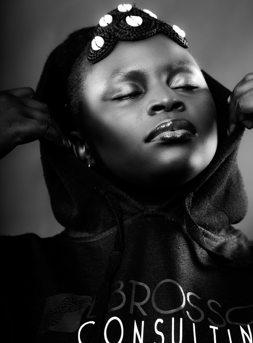 elektradajqueen's tweet photo. The beauty of art is the ability to create magical possibilities from the unexpected. One eye sees, the other feels! #creativity #creativequeen 

Photo credit: @biggerpapa2 @STSPICTURES 
Hair &amp; Makeup by Me🥰

#gambia #creativity #photographylovers https://t.co/6uhqmYnEY2