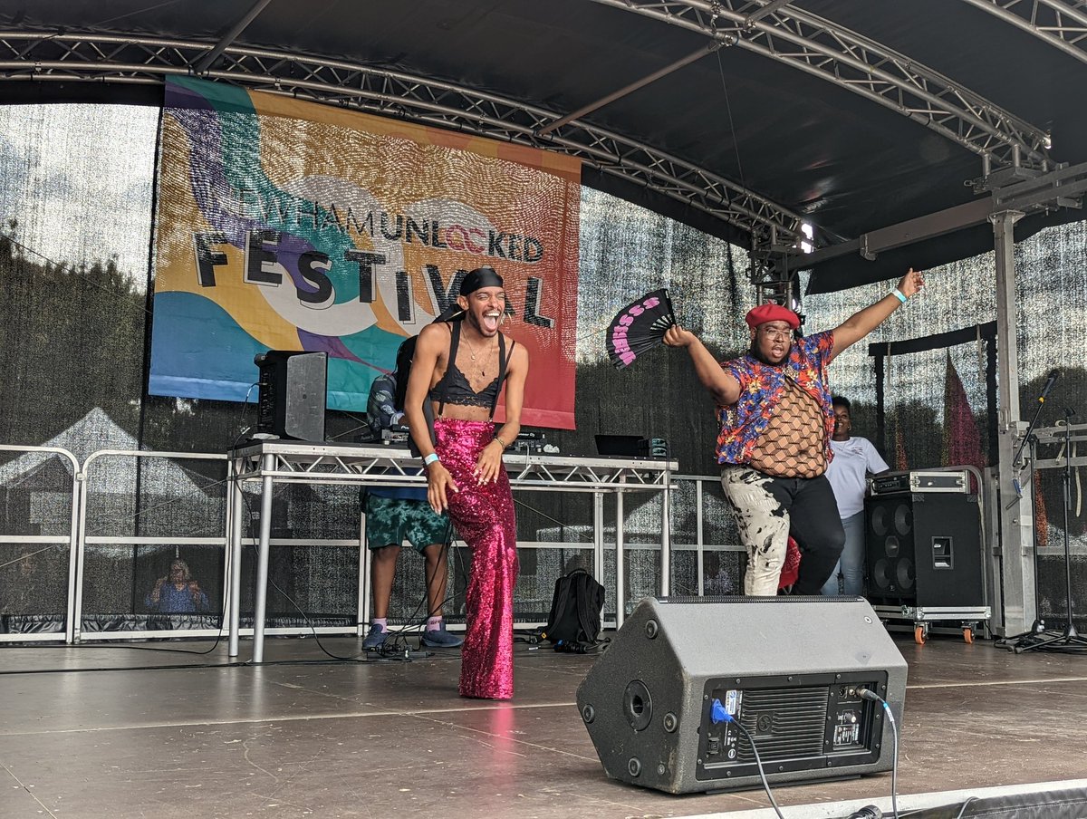 NewhamUnlocked's tweet photo. Main stage @Razecollective bringing summer sizzling vibes to Beckton Park with the crowd on their feet dancing.
Next up comedy, song and drag performance, followed by festival catwalk and #grandunionorchestra 
 #septembersummer #festival https://t.co/XnxuKTOFd8