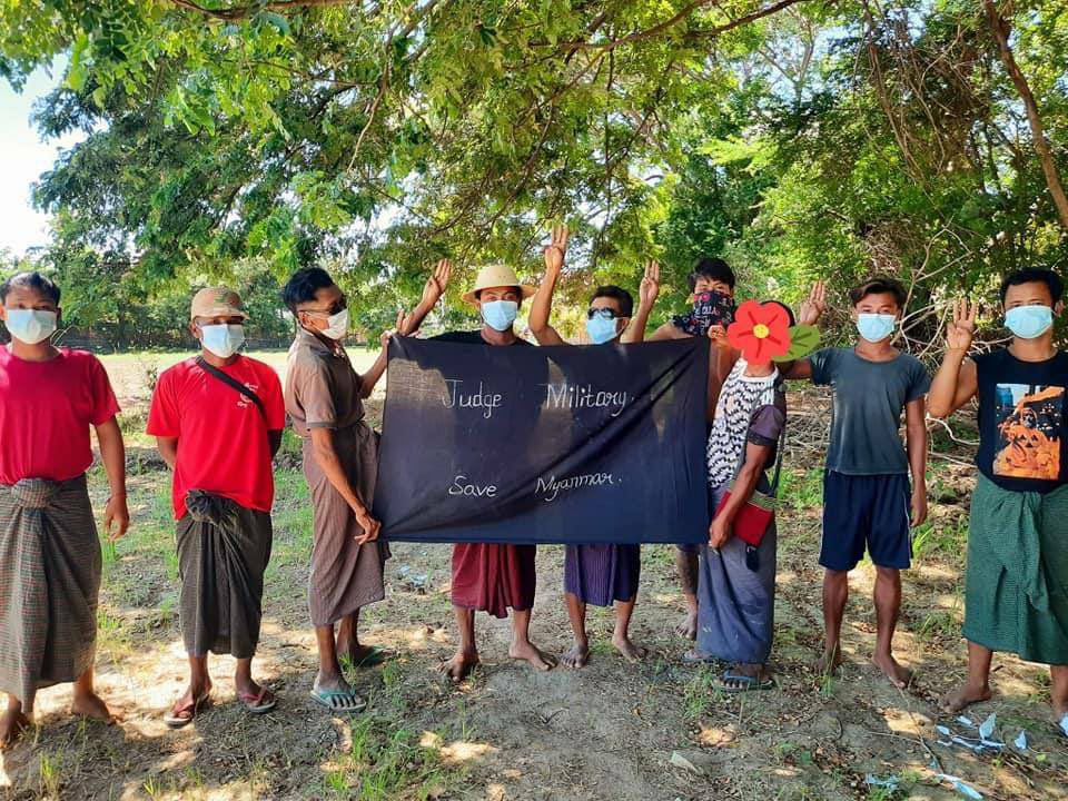 Htoo1314's tweet photo. Despite having difficulties, the Pyigyitakun’s night strike led by a monk who is charged under section 505 (A) , was continued successfully today.   #2022Sept3Coup #AcceptNUGRejectMilitary #WhatsHappeningInMyanmar https://t.co/45VPNVxY2e