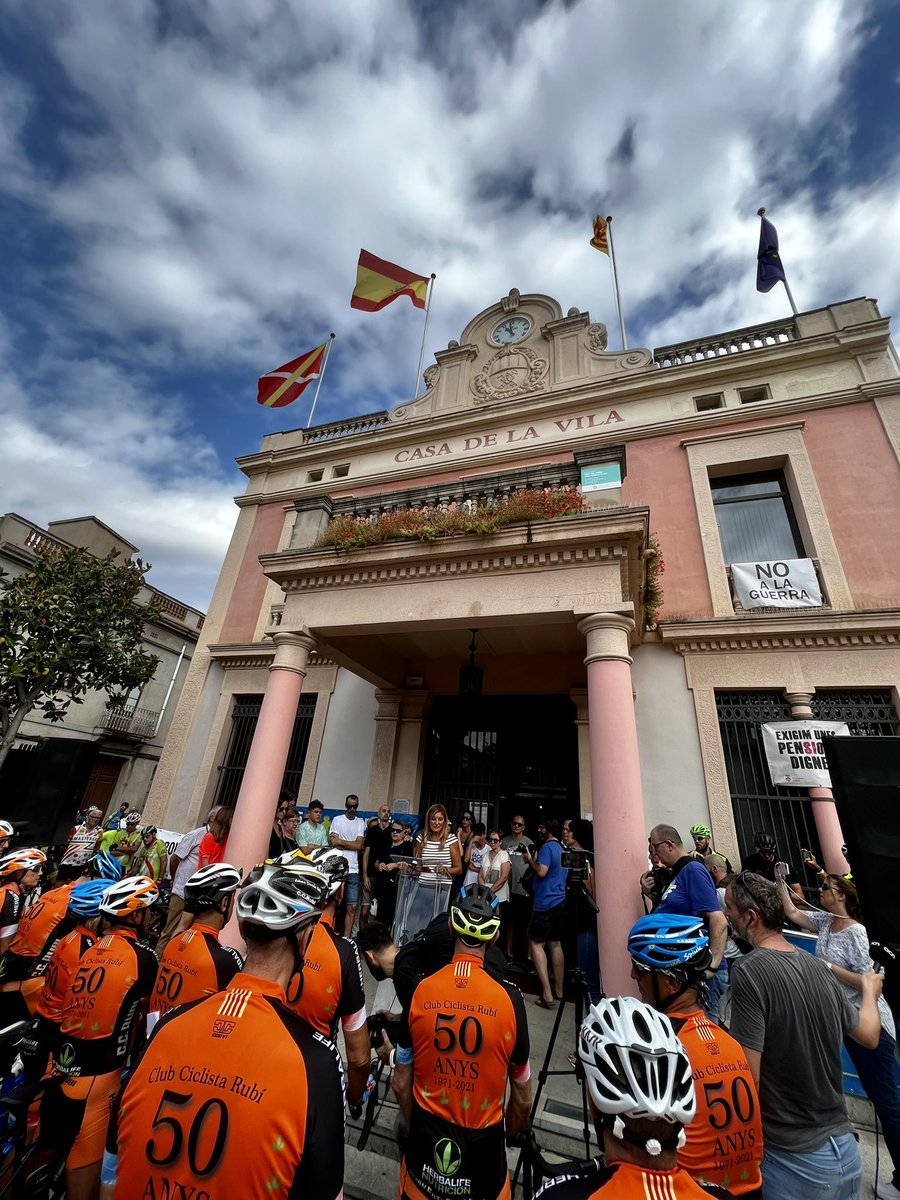 anammartinez's tweet photo. Me gusta salir en bici y siempre se sufre la carretera. Qué dolor y rabia!

Orgullo de concentración recordando a nuestros amigos del @ccrubi1 🖤🖤 y gracias a lxs miles de ciclistas acompañando a familias y la causa por el respeto y convivencia segura amando este deporte 🔴 https://t.co/unac8HKHm3