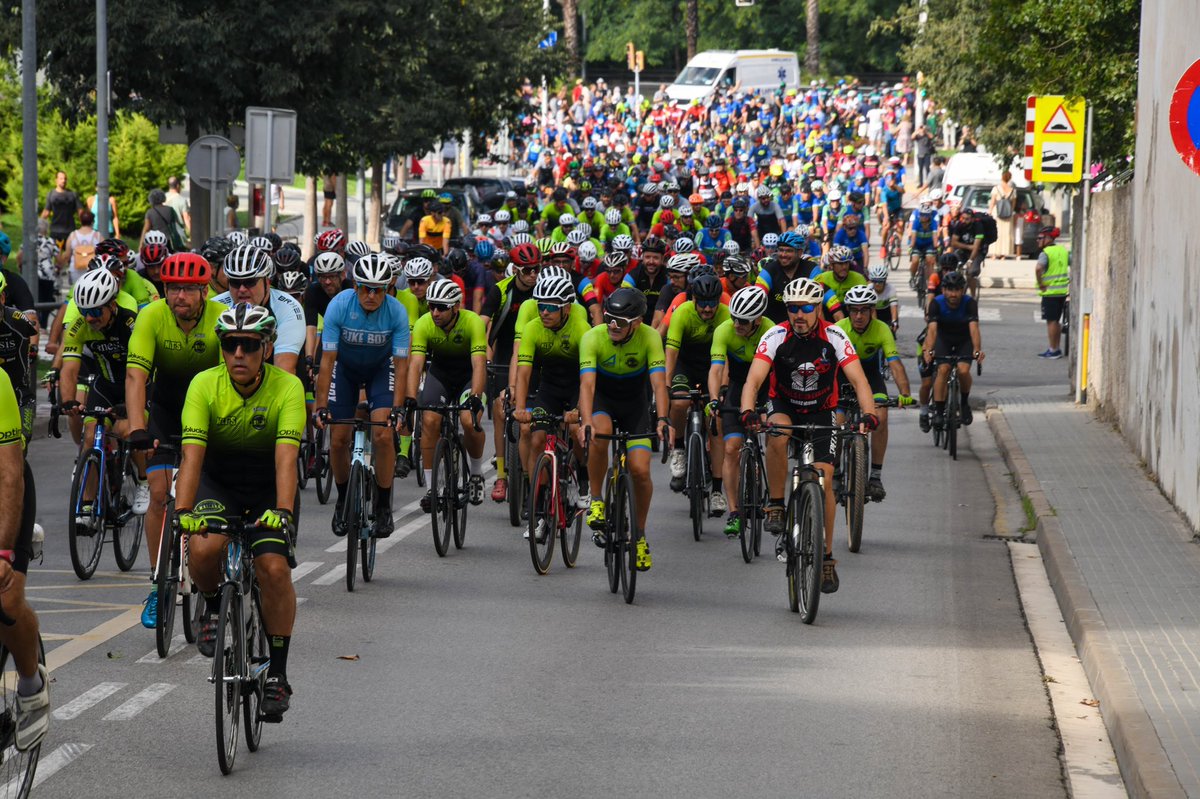 anammartinez's tweet photo. Me gusta salir en bici y siempre se sufre la carretera. Qué dolor y rabia!

Orgullo de concentración recordando a nuestros amigos del @ccrubi1 🖤🖤 y gracias a lxs miles de ciclistas acompañando a familias y la causa por el respeto y convivencia segura amando este deporte 🔴 https://t.co/unac8HKHm3