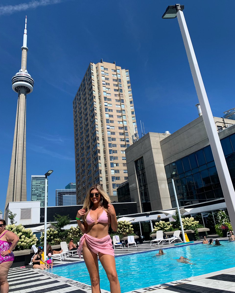 kaley_langille's tweet photo. This is your sign to have a mini vacation on Radisson Blu’s #rooftoppatio! Stunning views of the CN tower &amp; #Toronto’s waterfront 🙌 Enjoy the last bit of summer lounging beside their pool, order drinks and cocktails to your seat, &amp; soak in the good vibes 🙌 https://t.co/axol5CHxLL