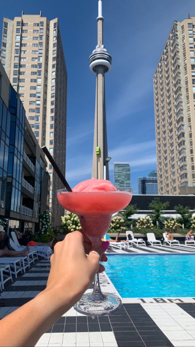 kaley_langille's tweet photo. This is your sign to have a mini vacation on Radisson Blu’s #rooftoppatio! Stunning views of the CN tower &amp; #Toronto’s waterfront 🙌 Enjoy the last bit of summer lounging beside their pool, order drinks and cocktails to your seat, &amp; soak in the good vibes 🙌 https://t.co/axol5CHxLL