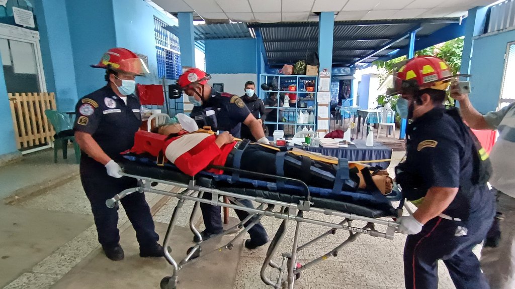 AntonioNoti's tweet photo. Camilo Méndez de 22 años es el motorista que resulta herido tras chocar de frente con pico, hecho registrado en el kilómetro 228 ruta CA-2 entrada a aldea Las Animas, Coatepeque, @CBMDEPTAL lo trasladan en estado delicado al hospital local.

@sonora969 https://t.co/48axvHeiEj