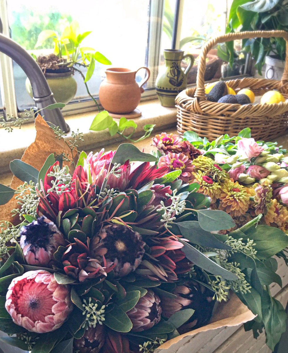 Our holiday weekend party strategy? The more 🍃🌷🌸🌼🌷🌿 the merrier! #saturdayvibes #labordayweekend #holidayessentials #inspiredbynature #protea #zinnas #lisianthus #fabulousfoliage #americangrown #cagrown