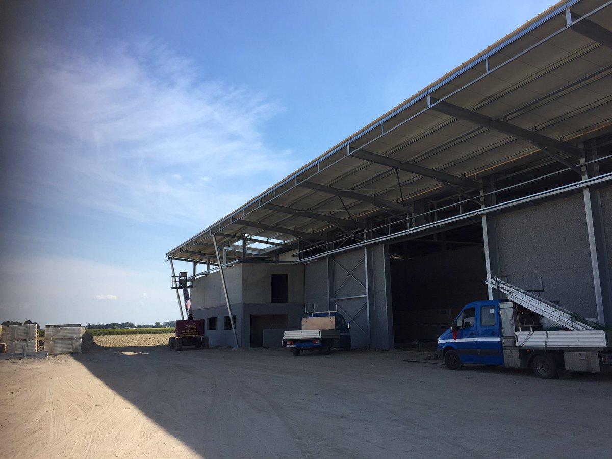 JosC0m's tweet photo. Bouwcontrole en voortgang bespreken bij bewaarloods Langeweg. Aannemer heeft veel meters gemaakt in 6 weken tijd. Volgende week bouwvergadering met installateurs. Bouwbegeleiding @DLVadvies https://t.co/OYZMk67cws