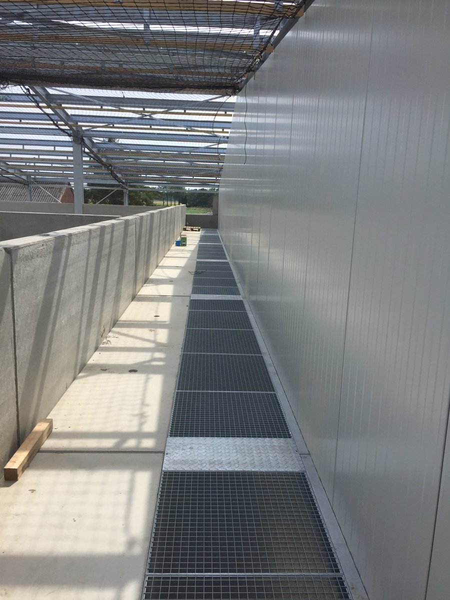 JosC0m's tweet photo. Bouwcontrole en voortgang bespreken bij bewaarloods Langeweg. Aannemer heeft veel meters gemaakt in 6 weken tijd. Volgende week bouwvergadering met installateurs. Bouwbegeleiding @DLVadvies https://t.co/OYZMk67cws