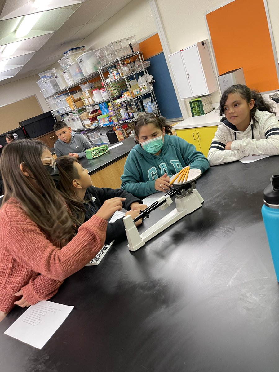 bailey_h19's tweet photo. 5th graders learning how to measure mass with our triple beam balances. 👩‍🔬 @NoelLonghorns https://t.co/HREF6HEfZM