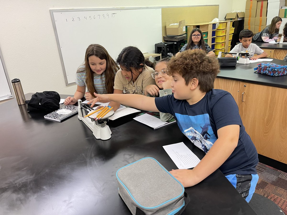 bailey_h19's tweet photo. 5th graders learning how to measure mass with our triple beam balances. 👩‍🔬 @NoelLonghorns https://t.co/HREF6HEfZM