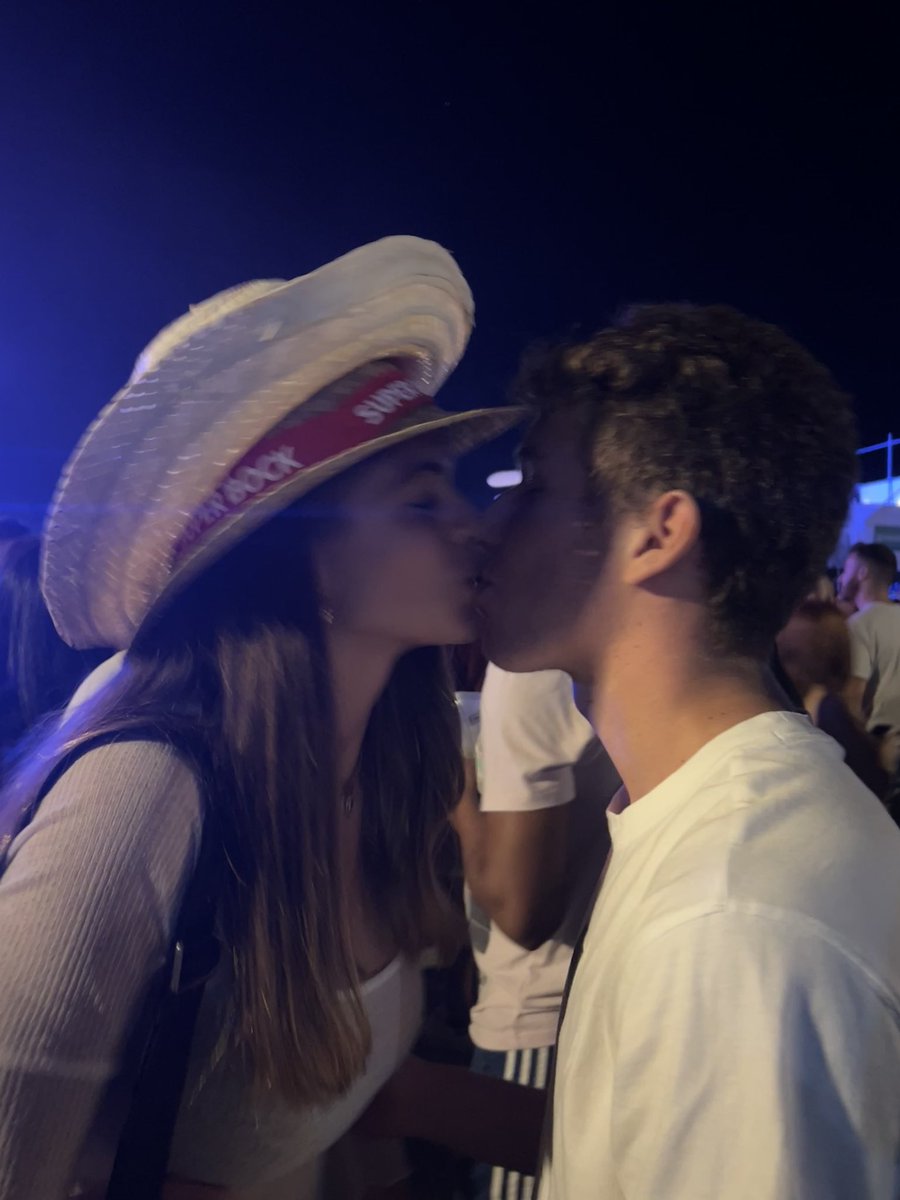 lauraestevenss's tweet photo. Vou voltar a curtir o baile no morro 🫦 https://t.co/UXf3a9x5X2