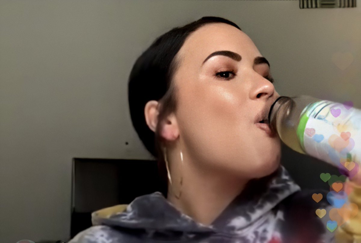 G0TDYNAMIT3_'s tweet photo. o holy fuck fica 75x melhor depois de vc escutar demi lovato cantando músicas dele ao vivo https://t.co/WDvGYUAnxA