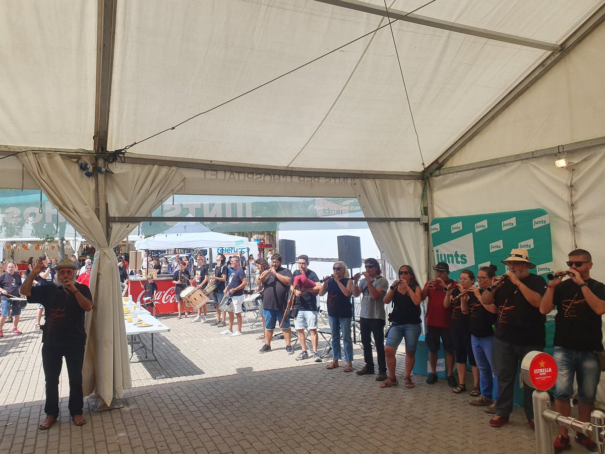 JuntsXLH's tweet photo. La Matinada de Grallers ja ens indica que la Festa Major de Bellvitge ha començat!

Gràcies als @GrallersKIB per visitar el nostre xiringuito i compartir amb nosaltres una part del vostre recorregut!! 🥳🥳 https://t.co/rfHss3xdxP