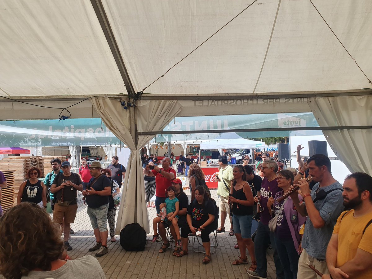 JuntsXLH's tweet photo. La Matinada de Grallers ja ens indica que la Festa Major de Bellvitge ha començat!

Gràcies als @GrallersKIB per visitar el nostre xiringuito i compartir amb nosaltres una part del vostre recorregut!! 🥳🥳 https://t.co/rfHss3xdxP