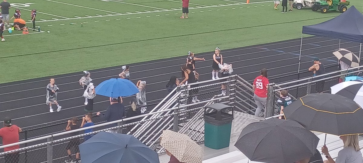 Batavia_BYF's tweet photo. 5/6 BYF Cheer rocking rain gear but bring on the Cheer! https://t.co/yFkYdXv4vC