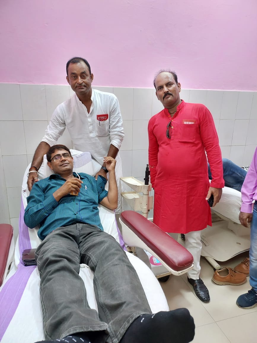 24 वीं बार रक्तदान करते हुए।
 🩸🩸🩸🩸🩸🩸🩸🩸
दीजिये मौका अपने खून को किसी की रगों में बहने का, यही लाजवाब तरीका है कई जिस्मों में जिंदा रहने का।