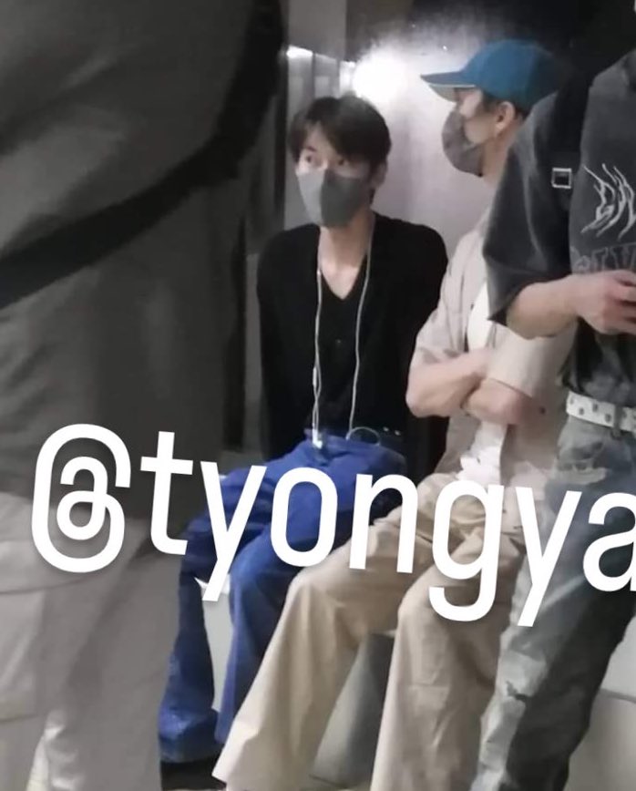 Guys, Doyoung didn’t bring a bag cos all his stuff was in JH’s bag - he even borrowed his ear phones look 😭😭😭