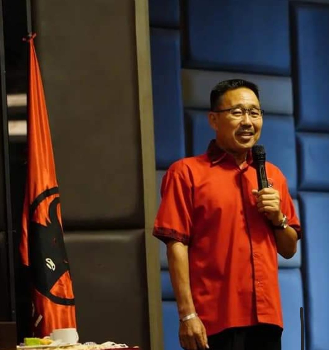 sutanmangara's tweet photo. Edimin atau yang akrab disapa Asiong ini (lahir 21 April 1972) adalah seorang Pengusaha sekaligus Politisi keturunan Tionghoa yang sekarang menjabat sebagai Bupati Labuhanbatu Selatan periode 2021-2026. 

Baru2 ini ia Viral karena menyebut salah seorang warganya "Monyet". https://t.co/Ou4br07IlX