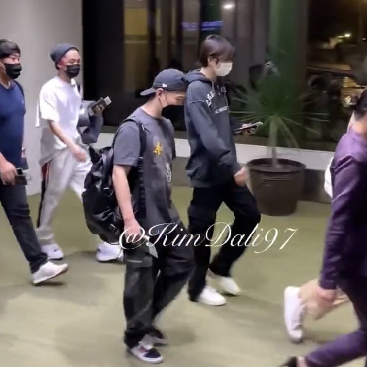 i know jungwoo is tall but he’s really THAT tall omggggg 😭😭😭