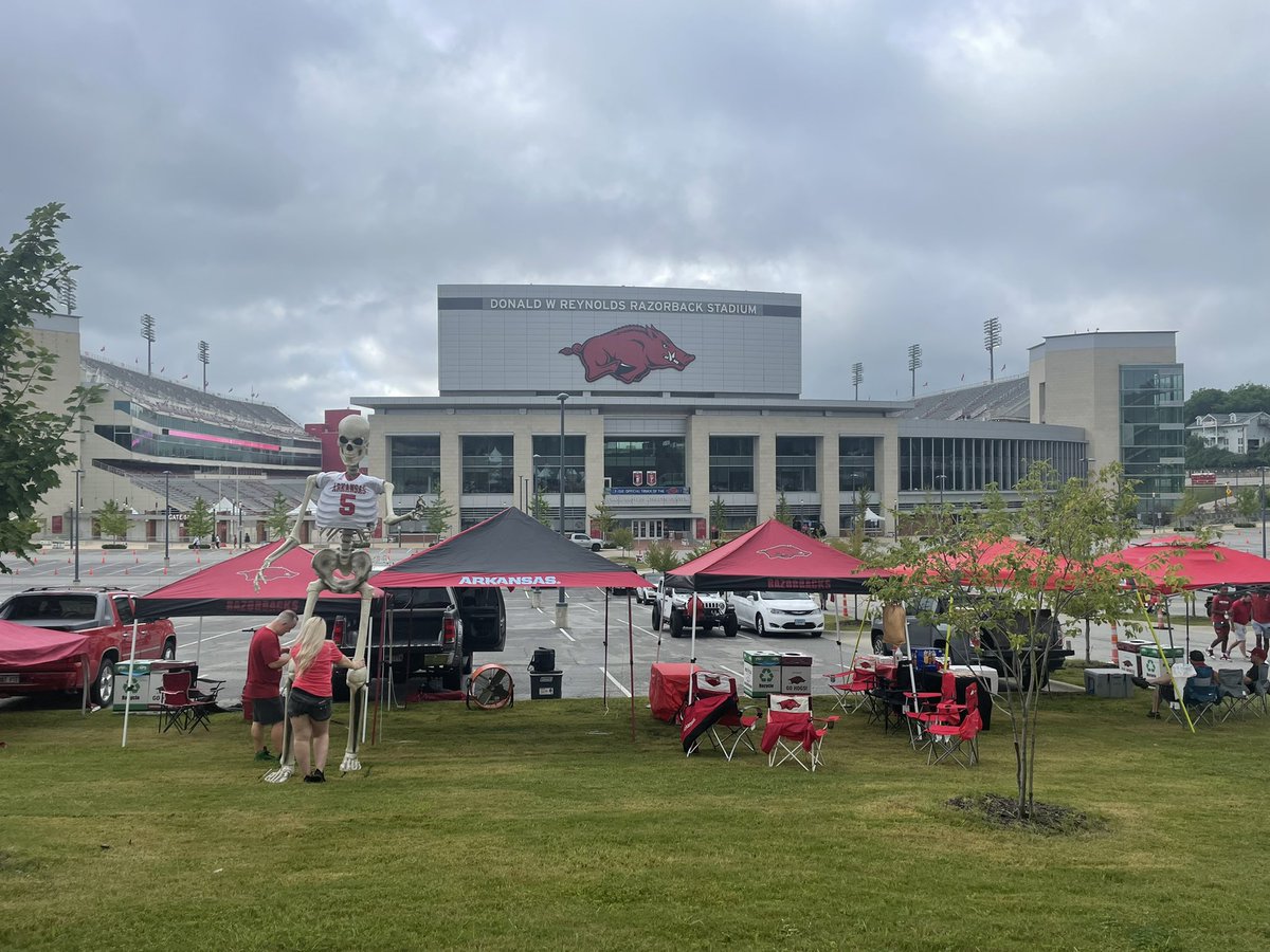 WAKE UP IT’S GAMEDAY! @WillMoclairTV and I are live this morning in our Gameday show which airs on @KNWAFOX24 and @KARK4News in 5 minutes!! Y’all better be tuning in! #WPS