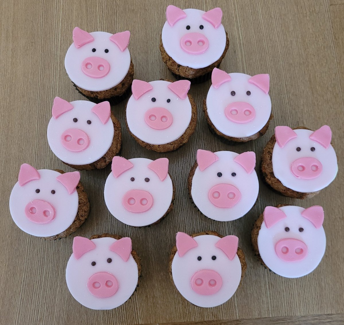NoshforLess's tweet photo. A @marksandspencer percy pig inspired cupcake anyone?
They're carrot cake cupcakes, topped with buttercream and handmade fondant pigs complete with chocolate sprinkle eyes! #percypig #homebaking https://t.co/7Ruaqp4p3T