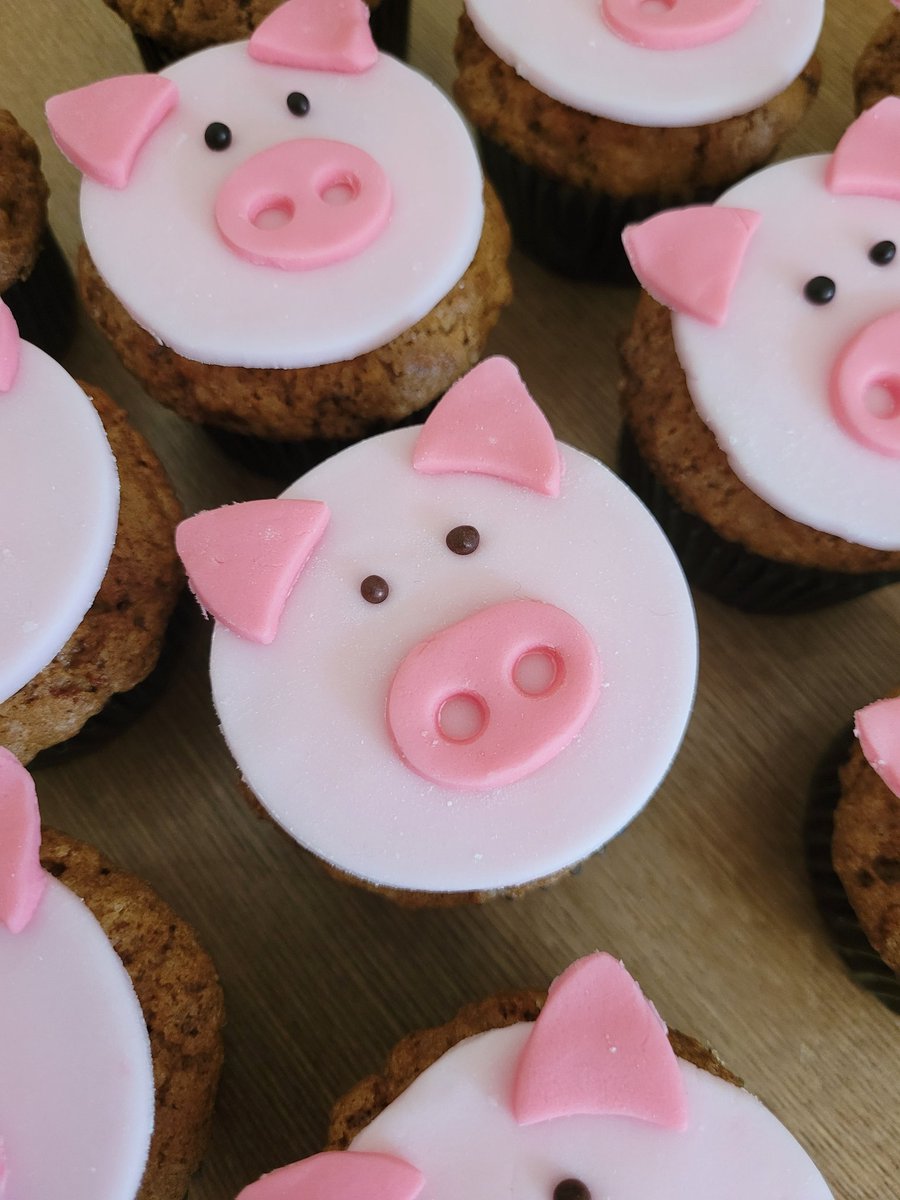 NoshforLess's tweet photo. A @marksandspencer percy pig inspired cupcake anyone?
They're carrot cake cupcakes, topped with buttercream and handmade fondant pigs complete with chocolate sprinkle eyes! #percypig #homebaking https://t.co/7Ruaqp4p3T