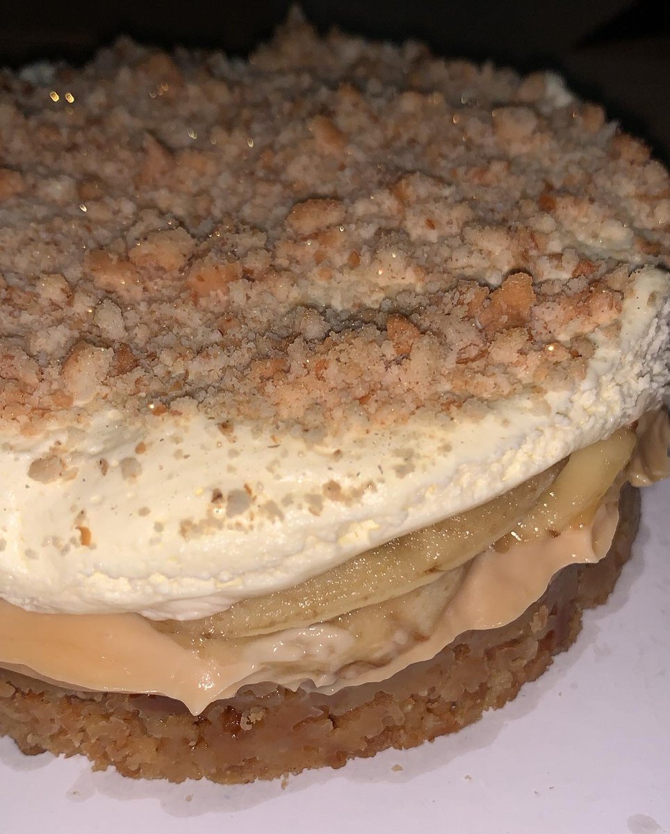 ourfavvibes's tweet photo. ขอยกให้เป็นบานอฟฟี่พายที่อร่อยที่สุดตั้งแต่กินมา!! ครีมเบานัวๆไม่หวาน กล้วยสุกกำลังดี กลิ่นกล้วยไม่แรงเกินไป กำลังอร่อย คาราเมลหอมมาก ไม่หวานเกิน ตัวฐานcrumbleให้มาหนาๆเลย เป็นtextureให้เคี้ยวกรุบๆ เค็มๆหวานมัน หอมเนยมาก อร่อยเข้ากันทุกเลเยอร์ ลงตัวสุดๆ 🥹🫶🏻✨ @aroii @Kin24hrs https://t.co/NVzz6htRH7