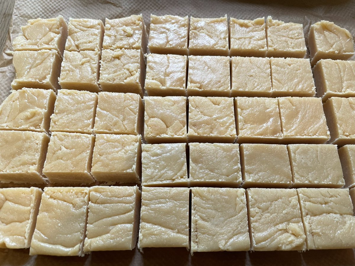 Lyndacakebaker's tweet photo. 1st batch of 4….. done of tablet
#hardgoing https://t.co/YwHCwiwb2D
