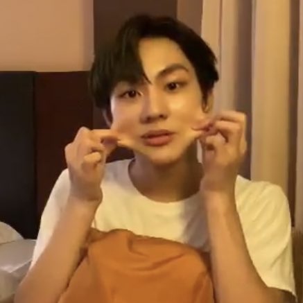 0215jaeyun's tweet photo. 🐈: have i ate mochi? ENGENEs always said my cheeks are like mochi! https://t.co/1C1FOZymYh