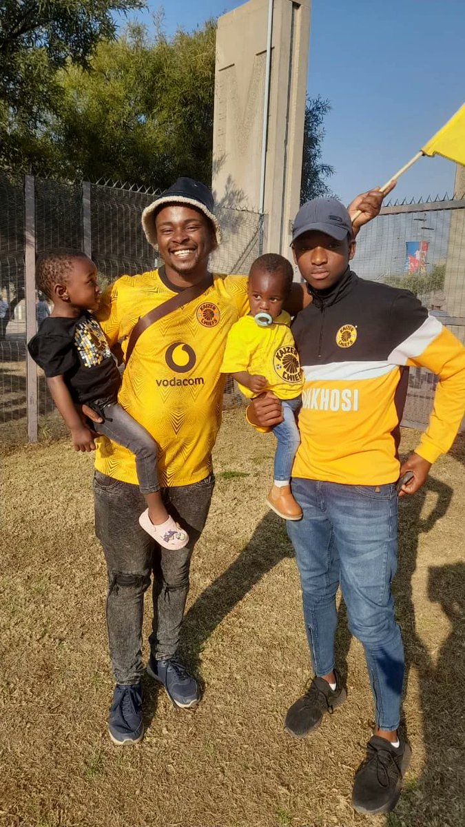 JimmyMohale1's tweet photo. We Make sure that they grow up supporting #KaizerChiefs https://t.co/BFmoclWCU2