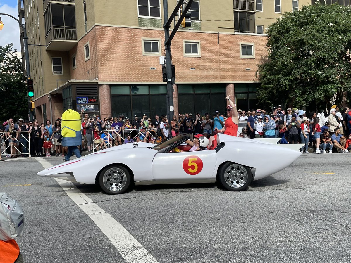 Joyce_Lupiani's tweet photo. Lots of awesome costumes in #DragonCon2022 parade in downtown #Atlanta. @cbs46 https://t.co/Q6VDfXFZuB