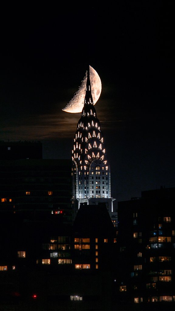 El #ChryslerBuilding con su amiga por detras. Luna al 42% creciente. 
#NewYork #photopills