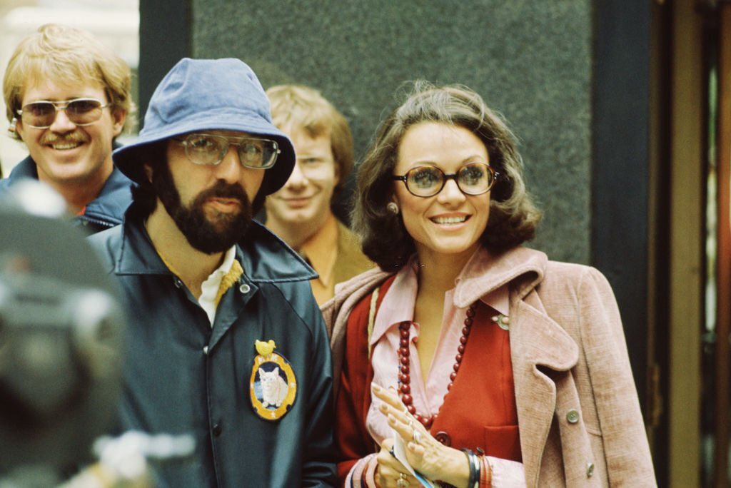 themtmshow's tweet photo. Writer James L. Brooks (with neat MTM kitty patch) and Valerie Harper on set https://t.co/6yVXof7Kzg
