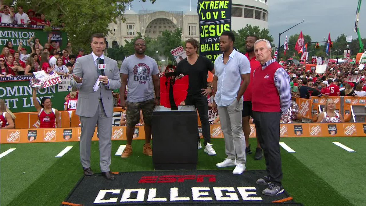 CollegeGameDay's tweet photo. Celebrating the 20th anniversary of the 2002 @OhioStateFB national championship team 🅾️🎊 https://t.co/nMnkl5v0Lr
