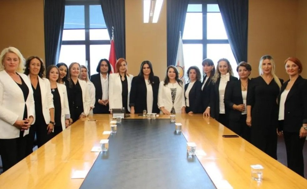 #Ankara 
<a href="/igdeso/">İGDESO</a> Başkanımız ve yonetimi olarak Sayım bakanımız <a href="/jsarieroglu/">Jülide Sarıeroğlu 🇹🇷</a>  #jülidesarieroģlu na  makamında kendisine teşekkürlerimizi sunduk misafirperverliği ve titiz iş takibi için minnettarız 🙏👏👏🧿
<a href="/RTErdogan/">Recep Tayyip Erdoğan</a> 🙏🙏
