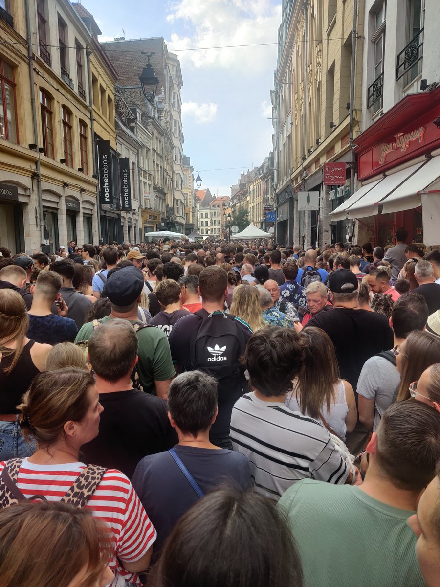 BoddaertMargaux's tweet photo. Ça coince dans le vieux Lille ! #BraderiedeLille https://t.co/Gf1nHmUpya