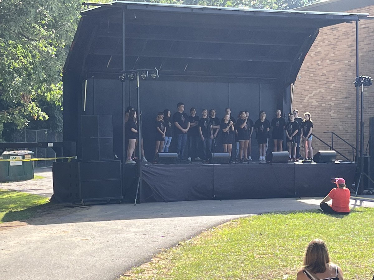 ReidGault's tweet photo. ⁦@TEAMLJHS⁩ Lincoln Legends performing ⁦⁦at the Blueberry festival. https://t.co/k0NiOGGiBH