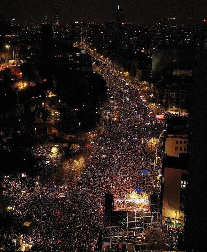 Por más cruenta que sea la Historia de represión contra quienes piden dignidad,  lxs revolucionarixs siempre vuelven a nacer.

#Chile
#Apruebo
#NuevaConstitucionParaChile