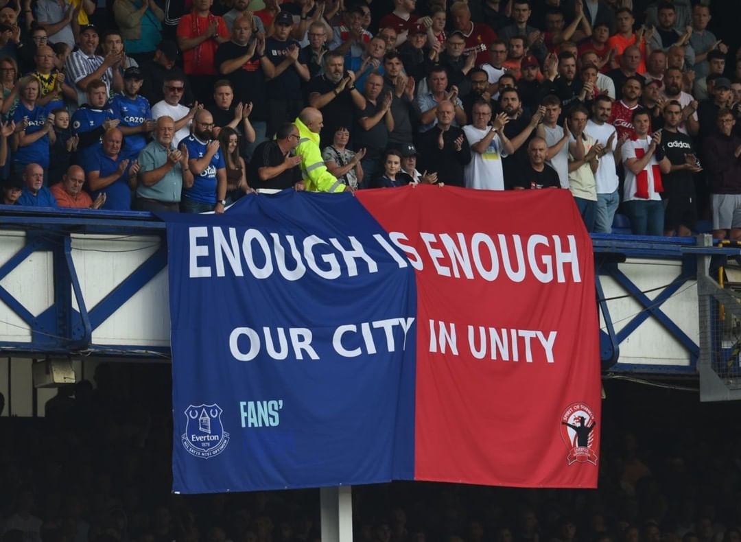 Nel derby di oggi #EvertonLiverpool, i tifosi dei due club hanno esposto questo striscione contro la violenza, in memoria di Olivia Pratt-Korbell, bambina di 9 anni uccisa in una sparatoria a Liverpool pochi giorni fa.

👇