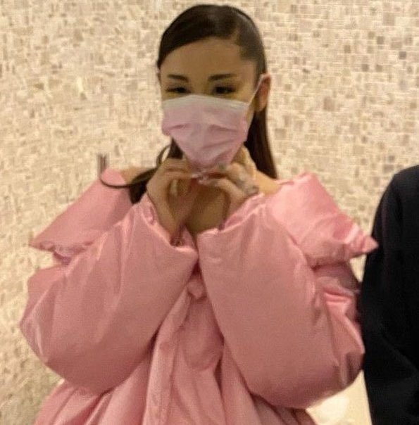 arijlm's tweet photo. ariana grande wearing pink https://t.co/bcIKGuapzM
