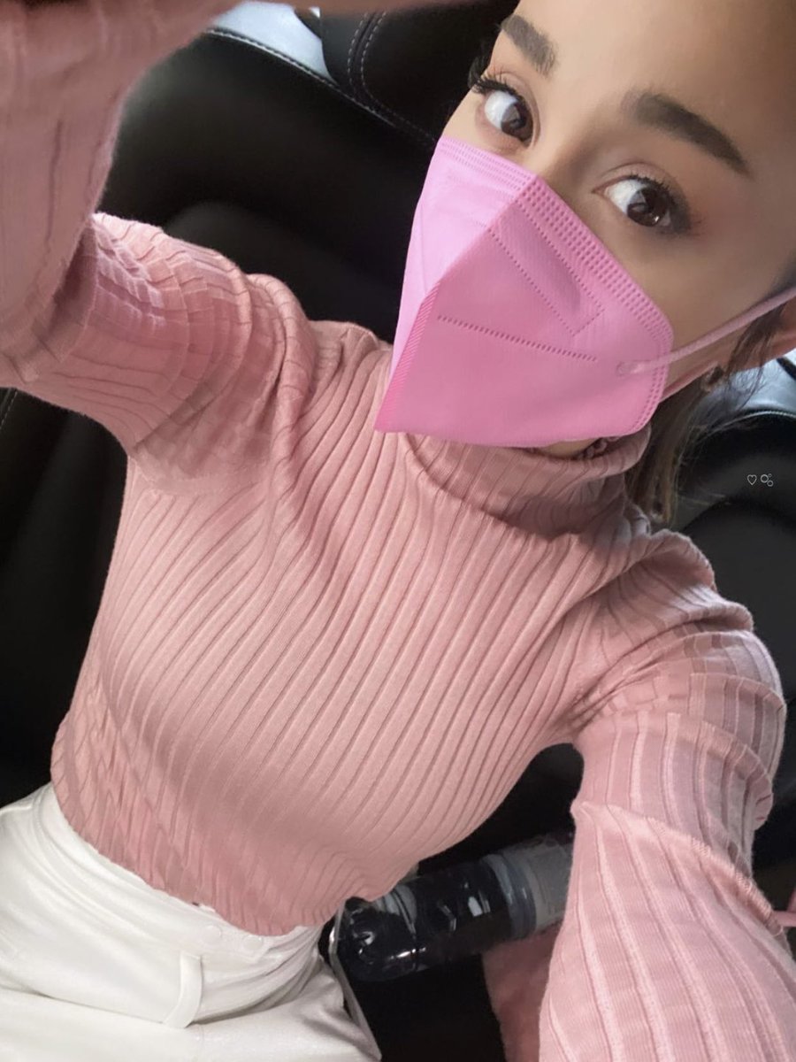 arijlm's tweet photo. ariana grande wearing pink https://t.co/bcIKGuapzM