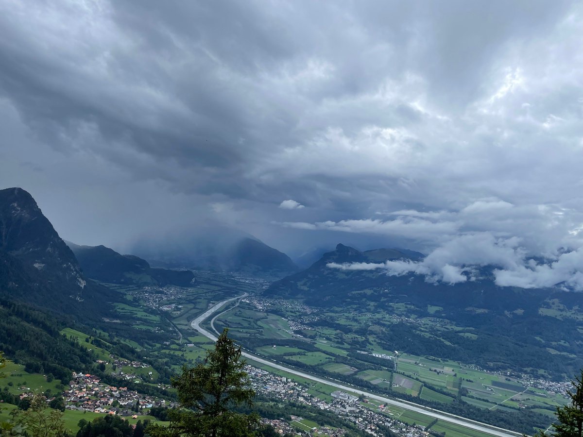 meteoschweiz's tweet photo. Die #Gewittersaison 2022 geht in die Verlängerung. Im heutigen #Meteoblog https://t.co/SL9VOKnNES werfen wir unter anderem einen Blick auf die Hotspots der Gewitteraktivität der letzten 24 Stunden. Bild: J. Fisler. #Schauer über dem #Rheintal. Blick von #Triesenberg (FL). https://t.co/XdNOyohWiz