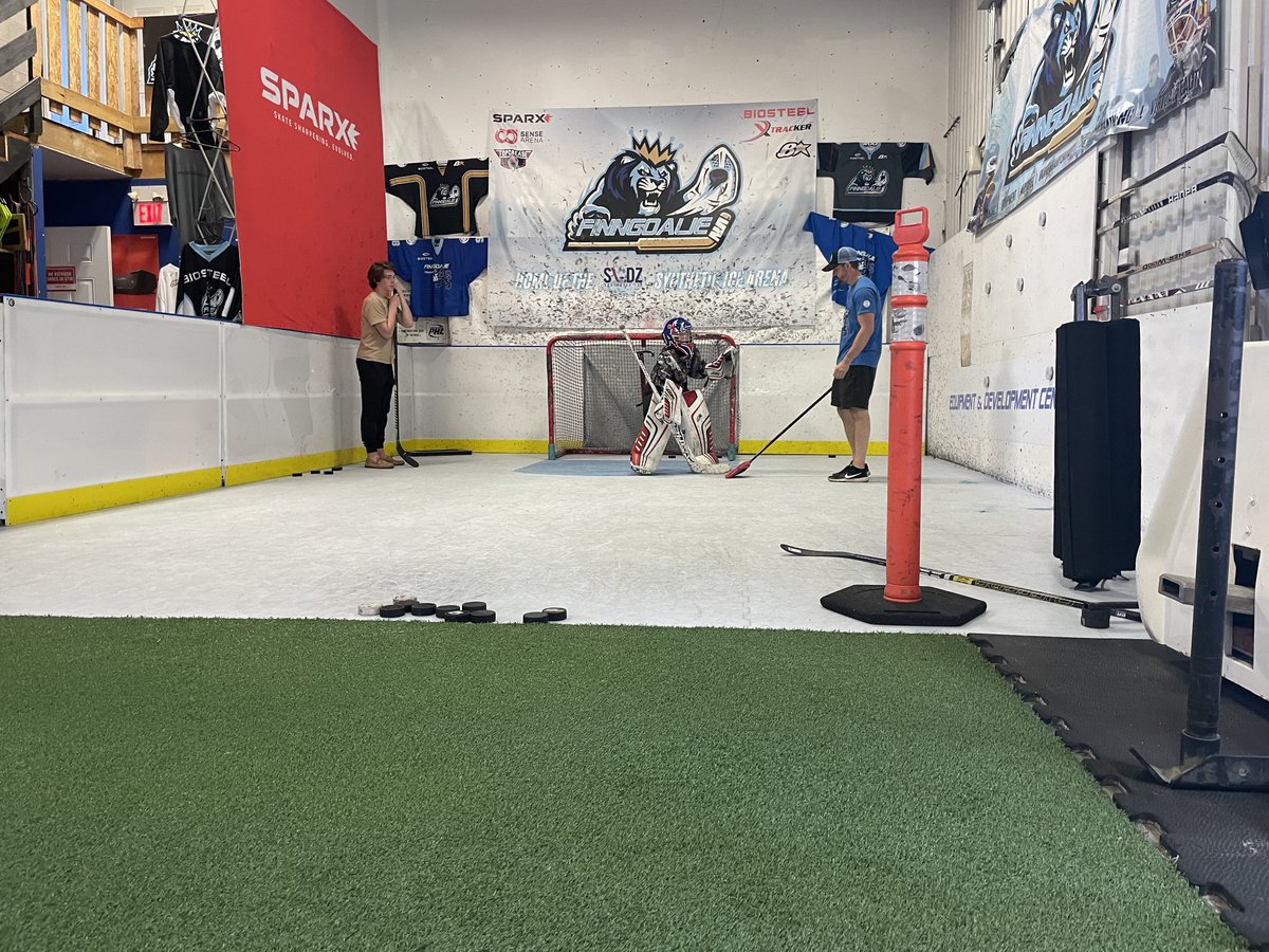 And we are doing this again….ahhhhhhh ⁦<a href="/FinnGoalieNS/">Jack Hartigan</a>⁩ and big brother Jackson (goalie for  ⁦<a href="/CHWolfPack/">Cole Harbour Wolfpack U18 Major</a>⁩ and draft prospect for ⁦@ljackshockey⁩ and ⁦<a href="/quebec_remparts/">Remparts de Québec</a>⁩ ) coaching our little guy Beckett.