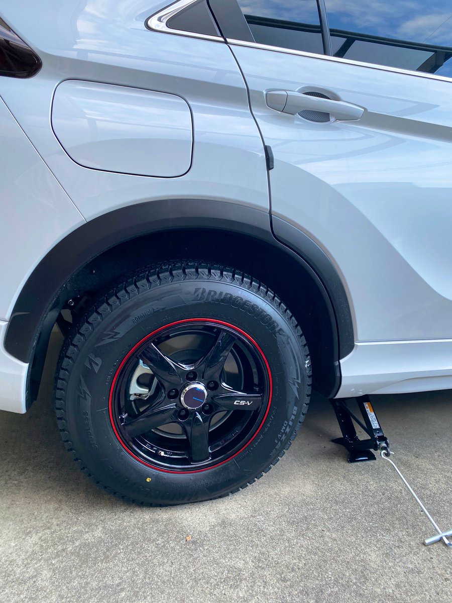 eclipsecrs_phev's tweet photo. スタッドレス装着！

ネットで買ったんですが、返品期限が迫ってたので、とりあえず一本はめてみるかと。

でかいタイヤは重いですね！筋トレしなきゃ。。
平ナット初めてだってんで焦りました。。。

#エクリプスクロスphev 
#スタッドレス
#16インチ
#DMV3 https://t.co/ZlBNSjC77l